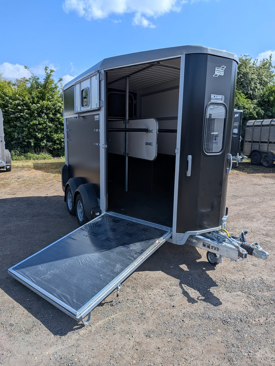 Ifor Williams HB511 Horse Trailer (Black)